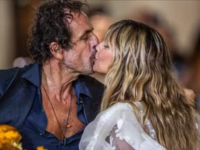 Andreas Kronthaler und Heidi Klum küssen sich