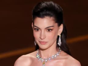 Anne Hathaway ganz ernst bei den Oscars 2026