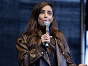 Collien Fernandes spricht auf Demo in Hamburg