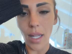 Elena Miras fasst sich an den Kopf