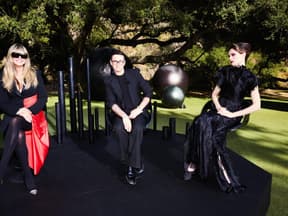 Heidi Klum, Christian Siriano, Coco Rocha sitzen nebeneinander