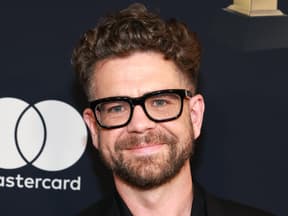Jack Osbourne lächelt leicht