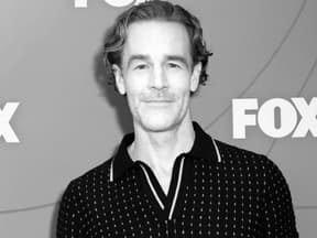 James van der Beek schwarz-weiß lächelt