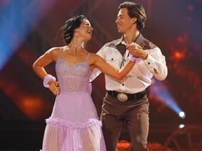 Joel Mattli und Malika Dzumaev schauen sich intensiv an