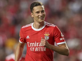 Julian Draxler lächelt