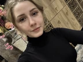 Loredana Wollny macht ein Selfie und lächelt