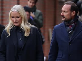 Mette-Marit von Norwegen und Prinz Haakon schauen traurig und ernst