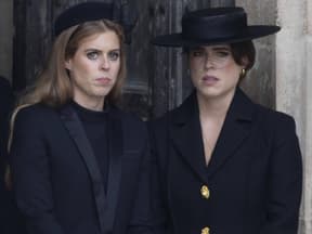 Prinzessin Eugenie und Prinzessin Beatrice schauen traurig und ernst