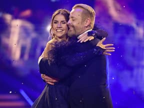 ross antony und mariia maksin tanzen einen langsamen walzer