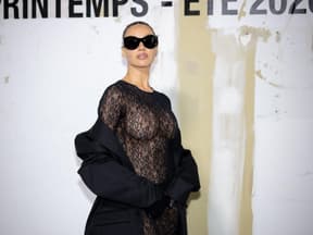 Shirin David im schwarzen Kleid und großer Sonnenbrille