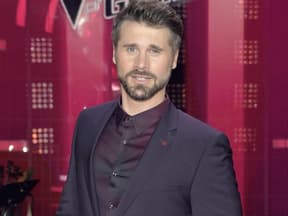 Thore Schölermann vor roter Wand von The Voice