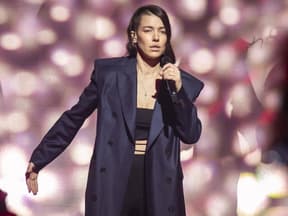 Alina Süggeler alias Frieda Gold singt