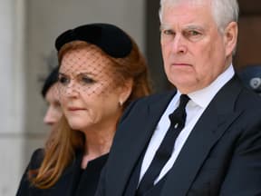 Prinz Andrew und Sarah Ferguson bei einem öffentlichen Auftritt; Symbolbild zum Thema Beziehungsdynamik im britischen Königshaus.