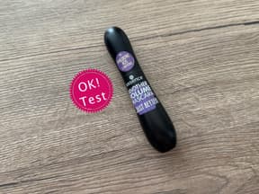 Another Volume Mascara auf Holz