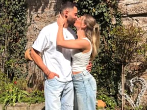 Bastian und Kerrin küssen sich