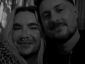 Bill Kaulitz und Jannik Kontalis machen gemeinsam ein Selfie im April 2026