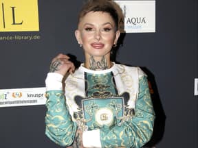 Edith Stehfest lächelt in einem gemusterten Pullover auf einem Event