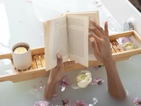 Eine Frau liest ein Buch in der Badewanne