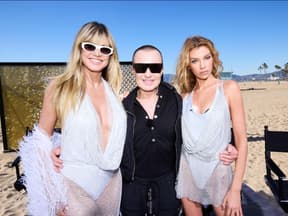 Heidi Klum mit ihren Gast-Juroren Julien Macdonald und Stella Maxwell