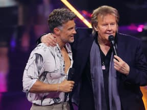 Howard Carpendale umarmt auf der Bühne Sohn Wayne Carpendale