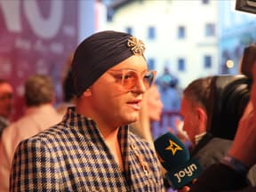 Julian F. M. Stoeckel schaut ernst, während er ein Interview gibt