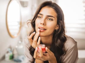 Frau trägt Lippenpflege auf