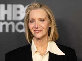 Lisa Kudrow vor HBO-Wand