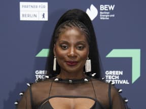 Nikeata Thompson steht vor einer dunklen Wand