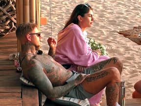 Paco Herb, Yeliz Koc, Elena Miras und Serkan Yavuz sitzen bei "Kampf der RealityAllstars" zusammen am Strand