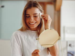 Frau mit Peeling Pads