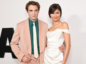 Robert Pattinson mit Zendaya auf roten Teppich