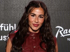 Sarah Engels vor dunkler Wand