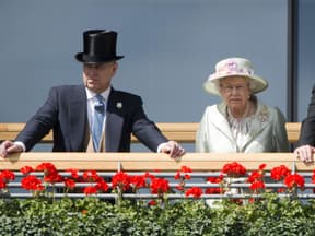 Ihre Majestät Königin Elizabeth II. und Seine Königliche Hoheit Prinz Andrew besuchen den zweiten Tag von Royal Ascot auf der Rennbahn von Ascot am 18. Juni 2014 in Ascot, England (UK).