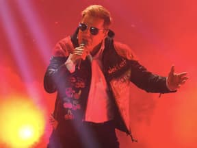 Dieter Bohlen im roten Bühnenlicht