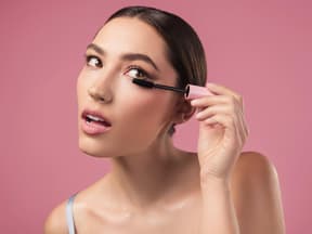 Frau benutzt Mascara