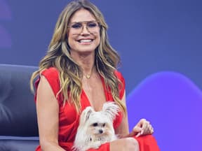 Heidi Klum mit Hund Fritz auf der OMR 2026 in Hamburg auf der Bühne