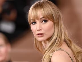 Jennifer Lawrence schaut unsicher über ihre Schulter