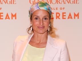 Lara Joy Körner lächelt leicht