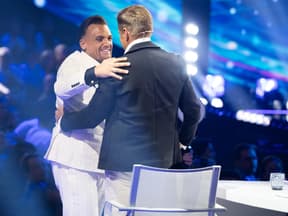 Menowin Fröhlich und Dieter Bohlen umarmen sich in Liveshow von DSDS
