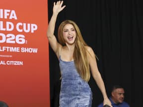 Shakira winkt freudig