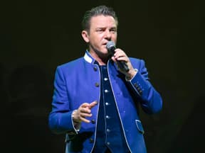 Stefan Mross traurig auf Bühne