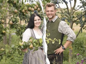 Michi und Valentina unter Obstbäumen