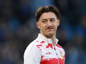 Angelo Stiller guckt lächelnd zur Seite