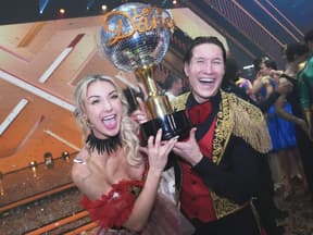Anna-Carina Woitschack mit Dancing Pokal