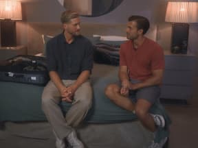 Sebastian Paul und Tim Reitz reden auf Bett