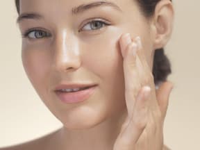Frau perfekte Haut BB Cream