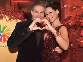 Christian Polanc mit Laura bilden Herzchen