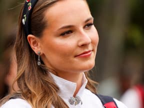 Prinzessin Ingrid Alexandra von Norwegen schaut ernst zur Seite