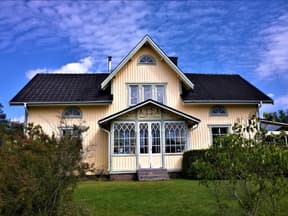 Ein helles Haus mit Garten