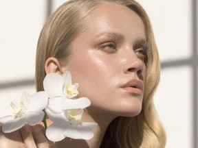 Blondine mit perfektem Glow und Blumen